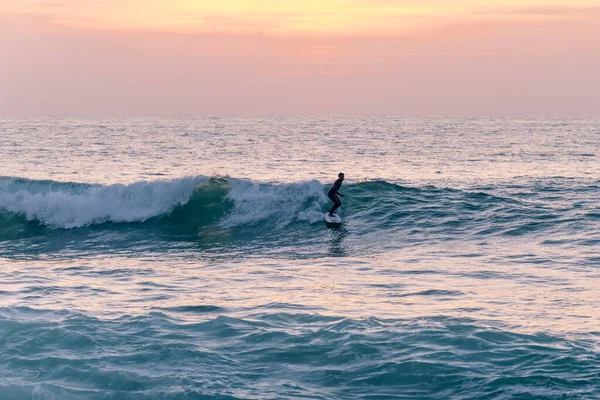 Surfista Local Montando Olas Con Una Tabla Corta Playa Furadouro —  Fotos de Stock