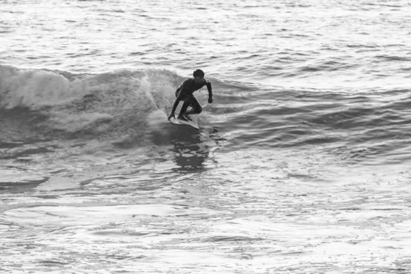 Surfista Local Montando Olas Con Una Tabla Corta Playa Furadouro —  Fotos de Stock