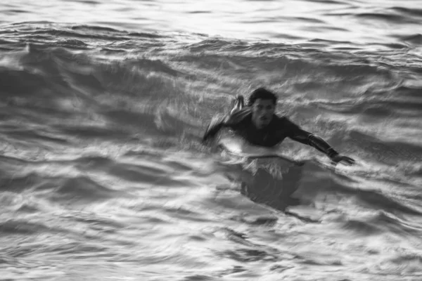 葡萄牙弗拉杜罗海滩 当地冲浪选手骑着短板冲浪 人们在大海里捕捉海浪 冲浪水上运动 — 图库照片
