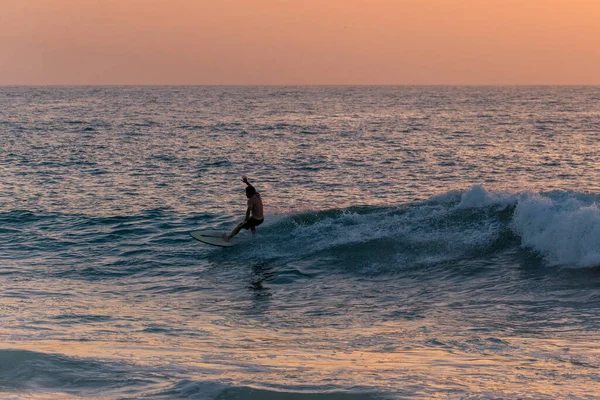 Surfista Ondas Praia Furadouro Portugal Homens Apanhar Ondas Oceano Surf — Fotografia de Stock