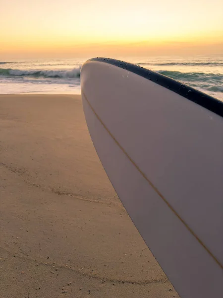 Surfbrett Nasenform Mit Sonnenuntergang Strand Auf Dem Hintergrund — Stockfoto