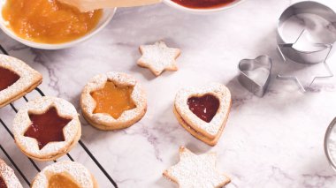 Homebaked Noel çerezleri ile meyve reçel dolum ve krema şeker.