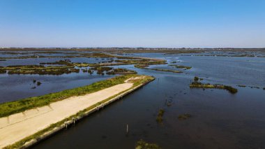 Pardilho, Aveiro, Portekiz 'deki Aveiro Gölü yakınlarındaki Ribeira das Teixugueiras Havacılık Manzarası.