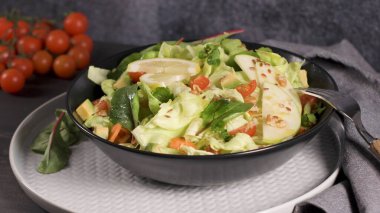 Elma dilim masa üzerinde beyaz seramik kase lezzetli sebze salatası.