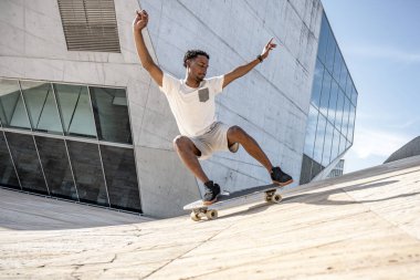 Sörf eğitimi alan sörfçü şehir sahnesinde hareket ediyor.