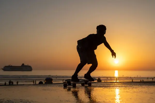 Surf Luistelija Koulutus Surffaus Liikkuu Lähellä Rantaa Auringonlaskun Aikaan — kuvapankkivalokuva