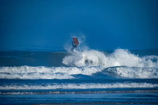 Güneşli Bir Kış Gününde Sörf Yapan Sörfçü — Stok fotoğraf