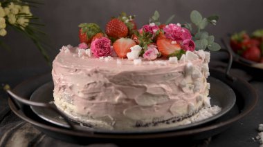 Çilekli pasta, çilekli kek taze çilekli ve koyu arkaplanda ekşi krema..