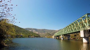 Vale de Figueira, Sao Joao da Pesqueira belediyesinde yer alan Sao Xisto 'daki Ferradosa köprüsü yakınlarındaki Douro vadisi manzarası, köye nefes kesici bir manzara hakim..