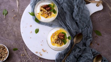 Natas do Ceu, kaşık ile yenen geleneksel bir Portekiz tatlısıdır..