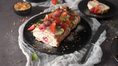 Kremalı kremalı pasta, ahududu. Roulade, seramik tabakta servis edilen yaz tatlısı..