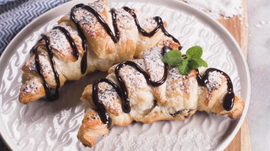 Mutfak Tezgah üzerinde çilek reçeli ile pişmiş kruvasanlar.