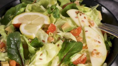 Elma dilim masa üzerinde beyaz seramik kase lezzetli sebze salatası.