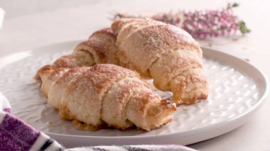 Küçük ayçöreği beyaz seramik kaplamalar, beton masa üstü üzerinde ev yapımı kekler.