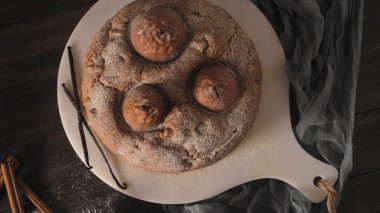 Mutfak tezgahında armutlu, zencefilli ve tarçınlı lezzetli bir pasta..