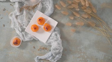 Portekiz 'in Alcobaca şehrinden geleneksel Portekiz tatlısı Castanha De Ovo.