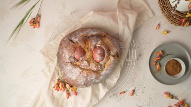 Tahta masanın üstünde yumurta olan Paskalya folar..