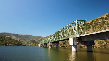 Vale de Figueira, Sao Joao da Pesqueira belediyesinde yer alan Sao Xisto 'daki Ferradosa köprüsü yakınlarındaki Douro vadisi manzarası, köye nefes kesici bir manzara hakim..