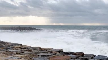 OVAR, PORTUGAL - 31 EKİM 2023: Deniz Ovar 'daki Furadouro limanına yükselir. İklim değişikliği nedeniyle denizin ilerlemesi Portekiz 'i tehdit etmektedir..