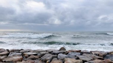 OVAR, PORTUGAL - 31 EKİM 2023: Deniz Ovar 'daki Furadouro limanına yükselir. İklim değişikliği nedeniyle denizin ilerlemesi Portekiz 'i tehdit etmektedir..