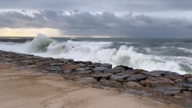 OVAR, PORTUGAL - 31 EKİM 2023: Deniz Ovar 'daki Furadouro limanına yükselir. İklim değişikliği nedeniyle denizin ilerlemesi Portekiz 'i tehdit etmektedir..