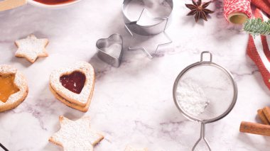 Homebaked Noel çerezleri ile meyve reçel dolum ve krema şeker.