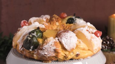 Bolo yapmak Rei veya Kral'ın kek, Noel, Carnavale veya Mardi Gras mevcut ambalaj arka planda ile yapılan