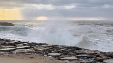 OVAR, PORTUGAL - 31 EKİM 2023: Deniz Ovar 'daki Furadouro limanına yükselir. İklim değişikliği nedeniyle denizin ilerlemesi Portekiz 'i tehdit etmektedir..