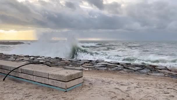Ovar Portugal Oktober 2023 Zee Stijgt Naar Kust Van Furadouro — Stockvideo