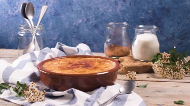 Leit kreması, Portekiz çölü creme brulee, creme brulee ve creme brulee 'ye benzer..