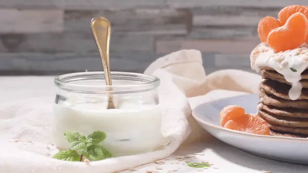 Pannekaker Med Yoghurt Tangeriner Lett Moderne Kjøkkenbenk Med Havre Timian – stockfoto
