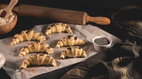 Raaka Croissant Ainesosia Keittiön Työtaso — kuvapankkivalokuva