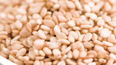 Superfoods ile kopya alanı gri bir arka plan üzerinde. Fındık, fasulye, yeşil ve tohumlar. Sağlıklı vegan gıda.