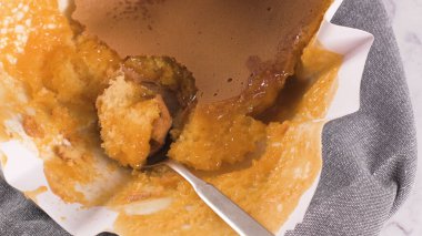 Portekizce pandispanya, mermer zemin üzerine pişirme üzerinde tipik kağıda sarılı.