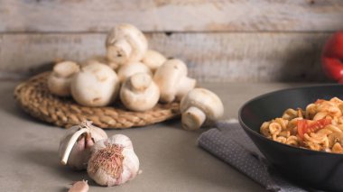 Ton balığı ve fesleğen ile İtalyan makarna. Eski ahşap arka plan üzerinde ton balığı ve domates soslu makarna.