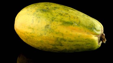 siyah bir arka plan üzerinde izole papaya
