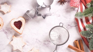 Homebaked Noel çerezleri ile meyve reçel dolum ve krema şeker.