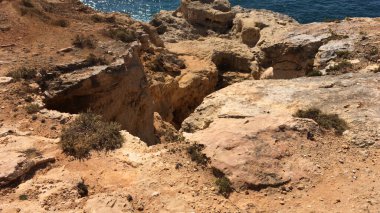 Carvoeiro şehir, Lagoa, Algarve - Portekiz yakınındaki yaz Atlantik Okyanusu kayalık sahil şeridi.