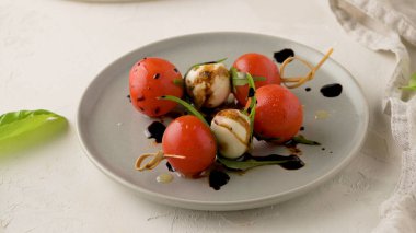 Sağlıklı meze - domates ve mozzarella peyniri, Akdeniz diyeti zeytinyağı remake, ağırlık kaybı kavramı ile İtalyan yemeği caprese salatası