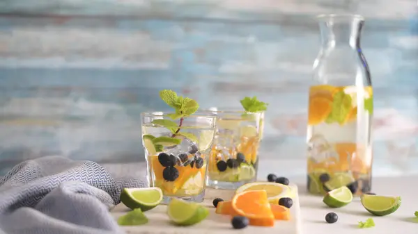 Kesällä Terveellisiä Cocktaileja Sitrushedelmistä Infusoiduista Vesistä Limonadeista Tai Mojitoista Limettisitruunamustikoilla — kuvapankkivalokuva
