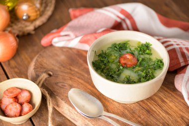 Portekiz mutfağında Caldo Verde popüler çorbası. Caldo verde için geleneksel malzemeler patates, karalahana yeşili, zeytinyağı ve tuzdur. Ayrıca sarımsak ya da soğan da eklenebilir.