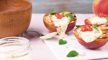 Lezzetli ızgara tatlı şeftali.