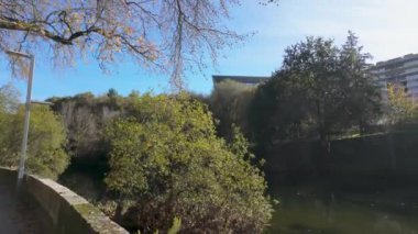 Portekiz, Vila Real 'deki Corgo Nehri şehir parkı boyunca yürüyüşçülerin bakış açısı.