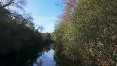Portekiz, Vila Real 'deki Corgo Nehri şehir parkı boyunca yürüyüşçülerin bakış açısı.