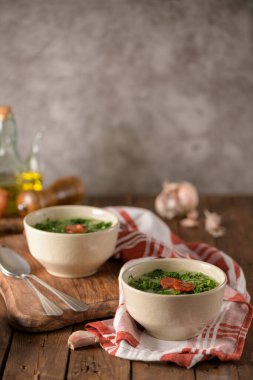 Portekiz mutfağında Caldo Verde popüler çorbası. Caldo verde için geleneksel malzemeler patates, karalahana yeşili, zeytinyağı ve tuzdur. Ayrıca sarımsak ya da soğan da eklenebilir.