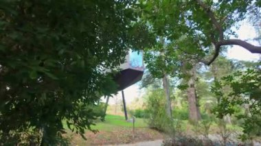 Bornes de Aguiar, Portekiz - 21 Kasım 2023: Parque Termal de Pedras Salgadas 'daki ağaç ev.