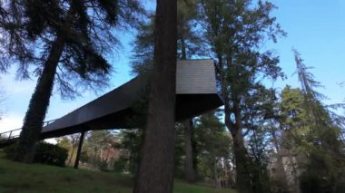 Bornes de Aguiar, Portekiz - 21 Kasım 2023: Parque Termal de Pedras Salgadas 'daki ağaç ev.
