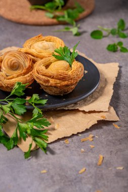 Etle doldurulmuş hamur işleri, geleneksel olarak siyah kil kalıplarıyla yapılır. İkisi de Vila Real, Portekiz 'den..