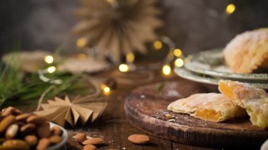 Çıtır hamura sarılmış yumurta ve bademlerden yapılmış hilal şeklinde bir hamur işi. Zanaatkar bir şekilde kesilmiş ve üzerine şeker serpiştirilmiş..