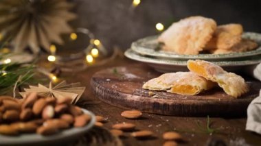 Çıtır hamura sarılmış yumurta ve bademlerden yapılmış hilal şeklinde bir hamur işi. Zanaatkar bir şekilde kesilmiş ve üzerine şeker serpiştirilmiş..